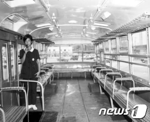 1968년 서울 시내버스 안내원. 1961년 도입돼 1989년 폐지됐다. /사진=뉴스1(서울시 제공)