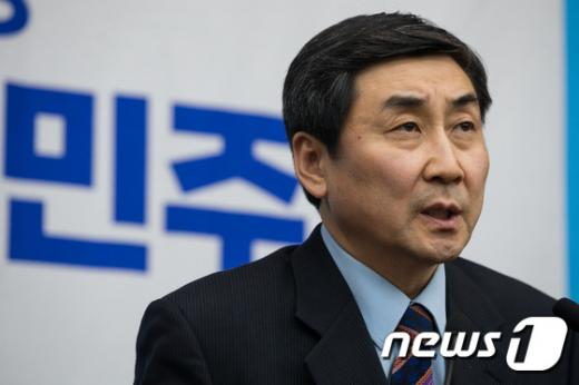 '이종걸' '이종걸 국회의원' 더불어민주당 이종걸 원내대표가 지난 4일 서울 여의도 국회에서 열린 의원총회에서 모두발언을 하고 있다. /자료사진=뉴스1