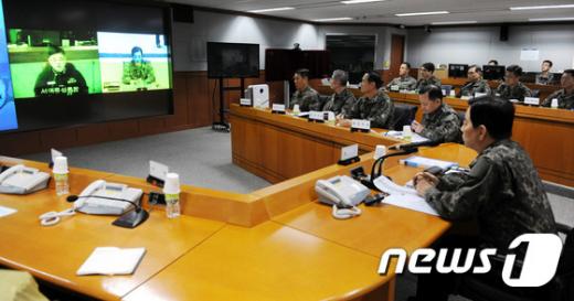 '북한 미사일' 한민구 국방부 장관(오른쪽 아래)이 5일 오전 서울 용산구 국방부 청사에서 열린 '위기상황 평가 및 대책회의'에 참석해 서해에서 북한의 장거리 미사일 발사에 대비하여 임무를 수행하고 있는 서애류성룡함의 함장과 화상으로 작전상황을 보고받고 있다. /사진=뉴스1(국방부 제공)