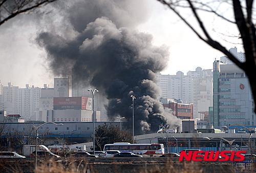 5일 오후 서울 동작구 노량진역 수산시장에서 큰 화재가 발생해 검은 연기가 피어오르고 있다. /사진=뉴시스