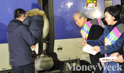 [MW사진] 귀향객 배웅하는 더민주 김종인 비대위원장