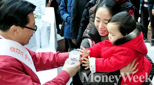 [MW사진] 설 연휴 D-1, 장관님 저 우유 먹고 싶어요