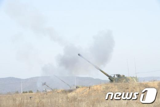 북한이 장거리 미사일(로켓) 발사를 예고한 가운데 4일 우리 군은 동해와 서해 일대에서 대규모 해상 사격훈련을 벌였다. 백령도와 연평도에서 동시에 진행된 서북도서 해상사격훈련은 적의 화력도발에 이은 서북도서 기습강점 상황을 가정해 실시됐다. /사진=뉴스1(합참 제공)