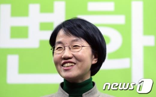 박선숙 국민의당 신임 사무총장이 5일 서울 마포구 당사에서 가진 취재진과의 간담회에서 환하게 웃음짓고 있다. /사진=뉴스1 오대일 기자