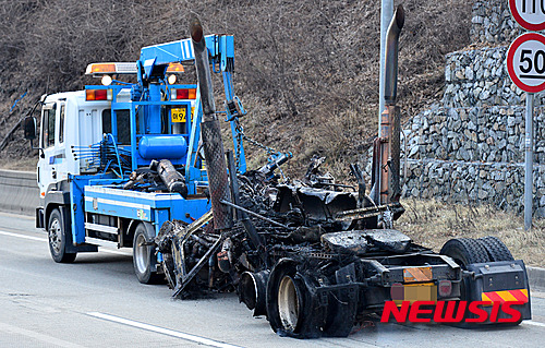 5일 오후 경북 상주와 구미를 잇는 중부내륙고속도로 상주터널(창원방향)에서 화재가 발생한 트레일러가 진화작업을 마치고 견인되고 있다. /사진=뉴시스 배훈식 기자