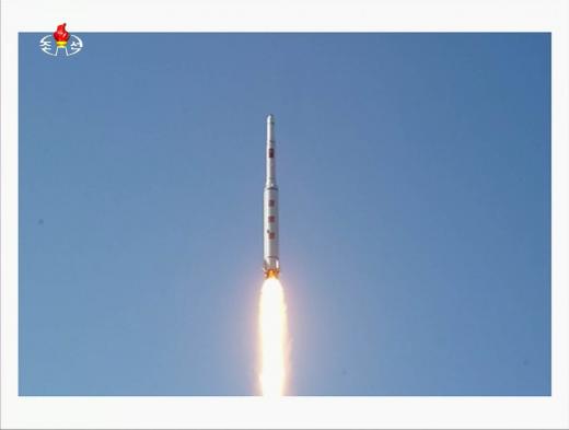 조선중앙TV는 조선민주주의인민공화국 국가우주개발국 보도에 따르면 지구관측위성 광명서 4호가 성과적으로 발사됐다며  광명성 4호는 09시 정각에 북한 평안북도 철산군 동창리 서해 위성 발사장에서 발사돼 9시 9분 46초에 자기 궤도에 진입했다. 사진=조선중앙TV 캡처
