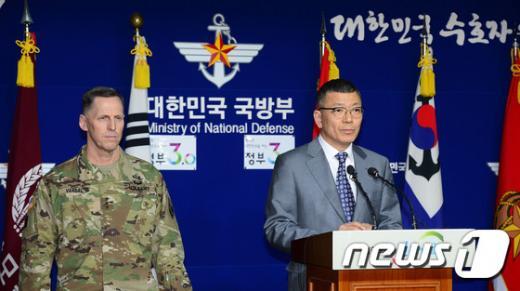류제승 국방정책실장과 토마스 S. 벤달 미8군 사령관이 7일 오후 서울 용산구 국방부 브리핑실에서 북한 장거리 미사일 발사 관련해 군사적 조치에 대한 브리핑을 하고 있다. /사진=뉴스1