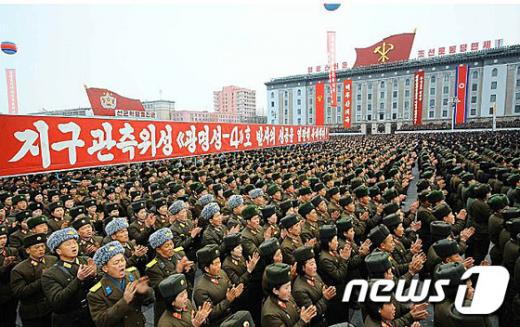 지난 9일 북한이 장거리 미사일 발사체 '광명성 4호'의 발사 성공을 축하하는 대규모 군중대회를 평양에서 열었다. /사진=뉴스1(노동신문 제공)