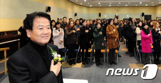 정동영 전 의원이 지난 1월 전북 전주 전북여성교육문화센터에서 '전북 무엇으로 먹고 살 것인가'를 주제로 강연 전 국민의례를 하고 있다. /사진=뉴스1
