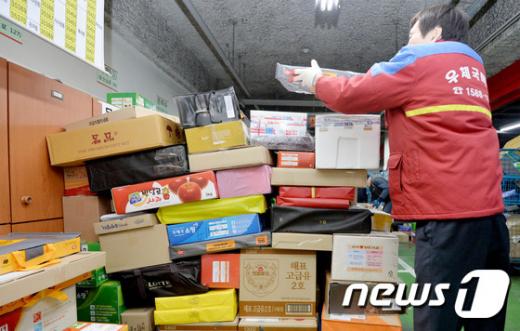 설 명절을 앞둔 지난 4일 오전 대전 서구 둔산우체국 직원들이 설 소포와 택배를 옮기고 있다. /사진=뉴스1