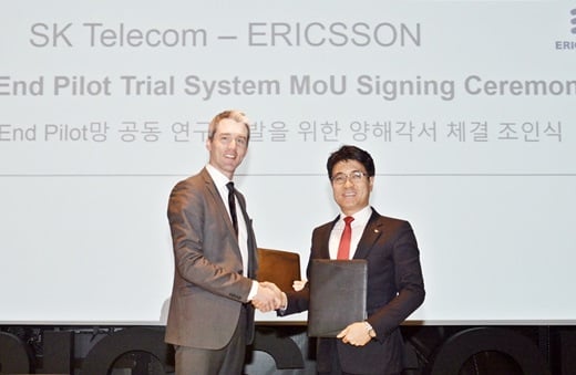 박진효 SK텔레콤 네트워크기술원장(오른쪽)과 에릭슨 퍼 나빈거 무선제품 개발총괄이 5G ‘단말-무선망-유선인프라’ 연동 및 연구개발이 가능한 시험망 개발을 위한 MOU를 체결한 후 기념사진을 촬영하고 있다. /사진=SK텔레콤