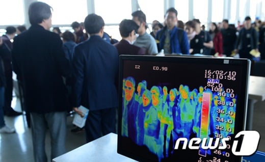 '지카 바이러스' 지난 10일 인천국제공항에서 입국자들을 대상으로 지카바이러스 관련 발열검사를 비롯한 검역을 하고 있다. /사진=뉴스1