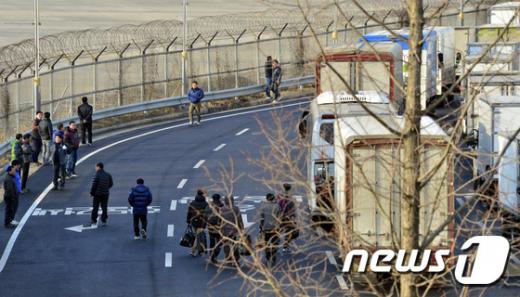 11일 오전 경기 파주시 도라산CIQ에서 개성공단 입주기업 근로자들이 개성공단으로 출경하기 위해 대기하고 있다. /사진=뉴스1
