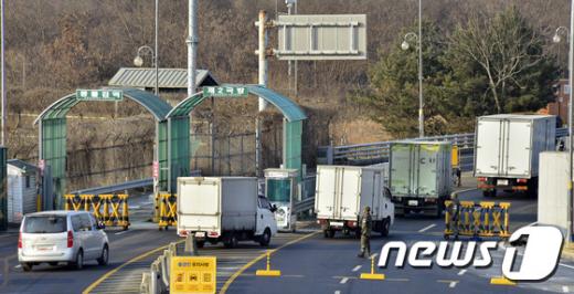 '개성공단 남측근로자' 11일 오전 경기 파주시 남북출입사무소에서 개성공단 입주기업 화물 차량들이 짐을 꾸리기 위해 개성공단으로 출경하고 있다. /사진=뉴스1 