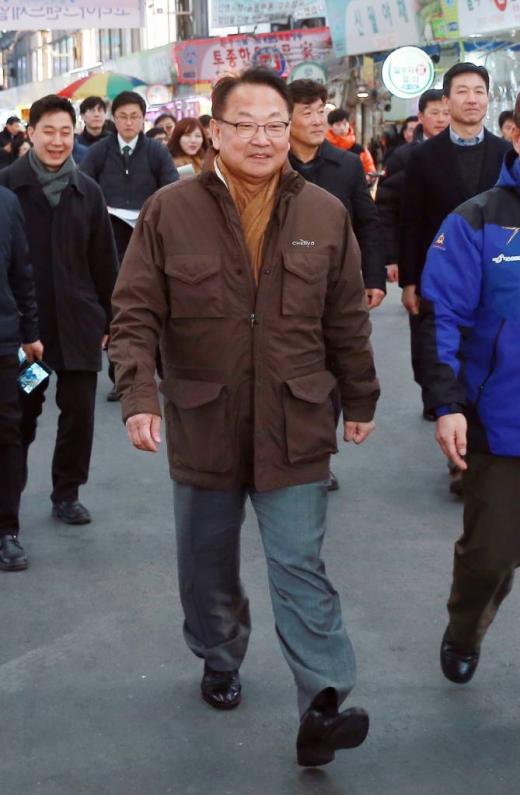 유일호 경제부총리가 설연휴를 앞둔 지난달 27일 오후 서울 신영전통시장을 방문했다./사진=김창현 기자