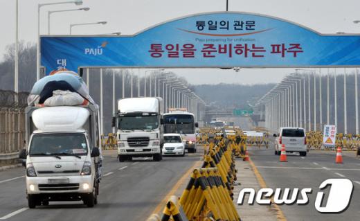 '개성공단 폐쇄' 11일 오후 개성공단 입주기업 차량이 개성공단에서 싣고온 물건들을 싣고 통일대교를 나서고 있다. /사진=뉴스1