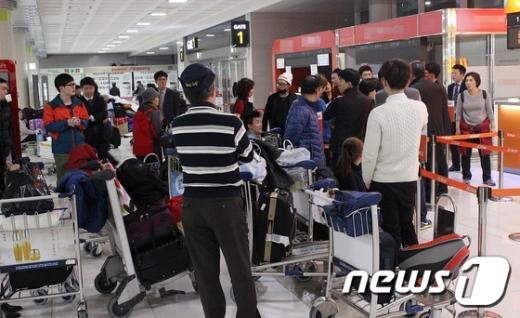 지난 11일 밤 제주공항 무더기 결항 사태로 인해 발이 묶인 이용객들이 발을 동동 구르고 있다. 이날 승객 80여명은 제주공항 대합실에서 잠을 청했다. /사진=뉴스1 안서연 기자