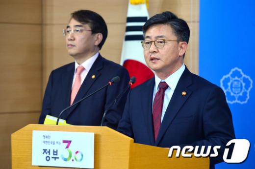 홍용표 통일부 장관이 12일 오전 서울 정부서울청사 브리핑룸에서 개성공단 입주기업 피해 대책 및 정부 성명을 발표하고 있다. 