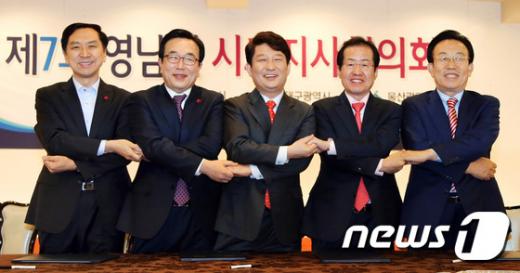 지난해 영남권 5개 시·도의 시장·도지사 (왼쪽부터 김기현 울산시장. 서병수 부산시장. 권영진 대구시장. 홍준표 경남도지사. 김관용 경북도지사)가 영남권 신공항 걸정과 관련해 신공항 건설 용역 타당성 조사에 합의했다. /사진=뉴스1
