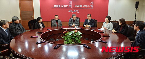 '이한구' 새누리당 이한구 공천관리위원장이 지난 6일 저녁 서울 여의도 새누리당사에서 공천관리위원회의를 열고 모두발언을 하고 있다./사진=뉴시스