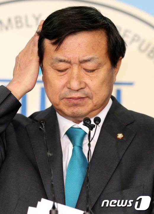 '신기남' 신기남 더불어민주당 의원이 14일 서울 여의도 국회 정론관에서 탈당 기자회견을 하고 있다./사진=뉴스1