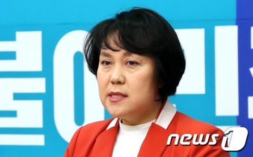 '정춘숙' 더불어민주당 혁신위원 출신인 정춘숙 전 한국여성의전화 대표가 14일 오전 서울 여의도 국회 더민주 당대표회의실에서 입당 기자회견을 하고 있다./사진=뉴스1