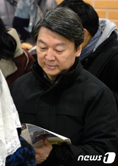 '국민의당 교섭단체' 국민의당 안철수 공동대표가 14일 서울 노원구 수락산성당을 방문해 미사에 참석하고 있다. /자료사진=뉴스1