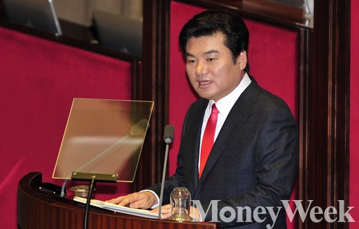 [MW사진] 안보에 대해 역설하는 원유철 원내대표