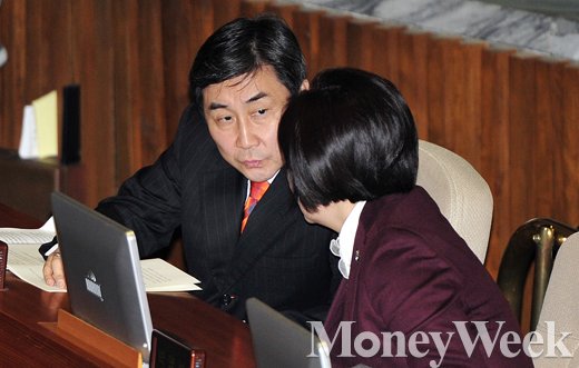 [MW사진] 박영선 의원과 대화 나누는 이종걸 원내대표