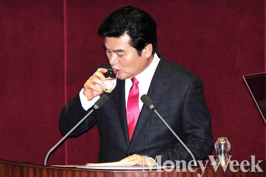 [MW사진] 교섭단체 대표연설, 목축이는 원유철 원내대표