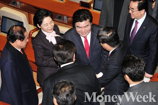 [MW사진] 교섭단체 대표연설 후 격려받는 원유철