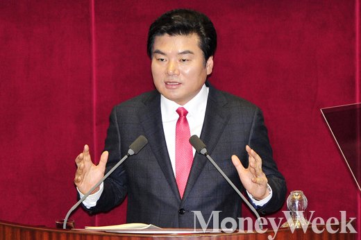 '원유철' 새누리당 원유철 원내대표가 15일 서울 여의도 국회 본회의장에서 교섭단체 대표연설을 하고 있다. /사진=임한별 기자