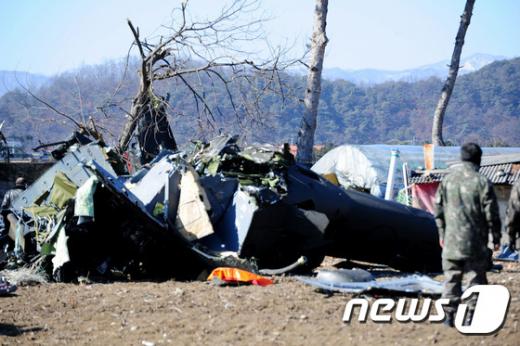 'UH-1H헬기' '춘천 헬기사고' 15일 오전 10시 12분쯤 1군사령부 소속 모 항공대대의 UH-1H헬기 한대가 강원도 춘천시 율문리 인근 밭에 추락했다. /사진=뉴스1