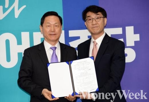 '이지수' '더민주 인재영입' 15일 국회 더불어민주당 당대표회의실에서 이지수 전 좋은기업지배구조연구소 연구위원(오른쪽)이 15일 더민주 김상곤 인재영입위원장에게 입당 원서를 전달하고 있다. /사진=더불어민주당 제공