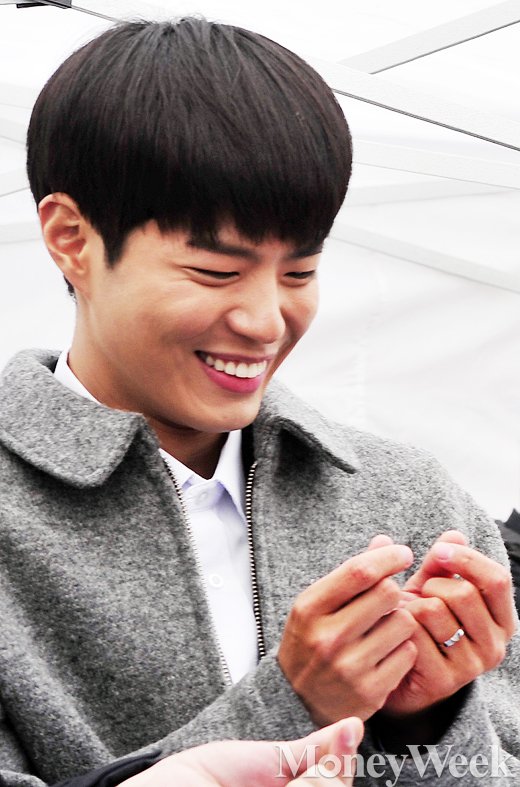 [MW사진] 박보검 반지, 패션일까 커플링일까?