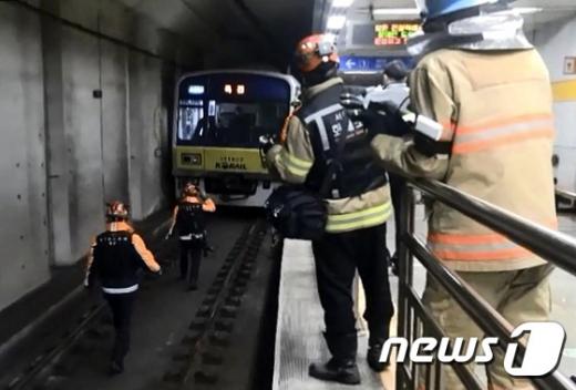 지난 15일 밤 11시50분쯤 서울 강남구 지하철 분당선 구룡역에서 119 대원들이 지하철 선로에 떨어져 부상 당한 시민을 구조하고 있다. /사진=뉴스1(강남소방서 제공)
