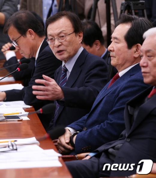이해찬 더불어민주당 의원이 지난 15일 서울 여의도 국회에서 열린 개성공단 전면중단 관련 긴급 현안보고를 위한 외교통일위원회 전체회의에서 횽용표 통일부장관을 강하게 질책하고 있다. /사진=뉴스1