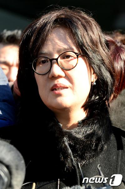 '박유하 제국의 위안부' 일본군 위안부 할머니들을 '자발적 매춘부' 등으로 표현한 책을 출판한 혐의(출판물에 의한 명예훼손)로 기소된 '제국의 위안부'의 저자 박유하 세종대 교수가 지난달 20일 서울 광진구 자양동 서울동부지법에서 취재진의 질문에 답하고 있다. /자료사진=뉴스1