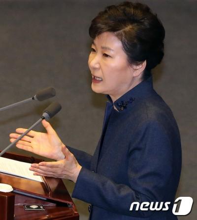 '박근혜 대통령 국회연설' '박근혜 국회연설' '개성공단' 박근혜 대통령이 16일 서울 여의도 국회의사당 본회의장에서 국정에 관한 연설을 하고 있다. /사진=뉴스1