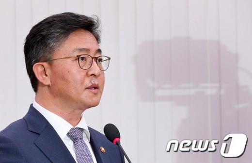 홍용표 통일부 장관이 지난 15일 서울 여의도 국회에서 열린 외교통일위원회 전체회의에서 개성공단 전면중단 사태와 관련한 긴급 현안보고를 하고 있다. /사진=뉴스1 오대일 기자