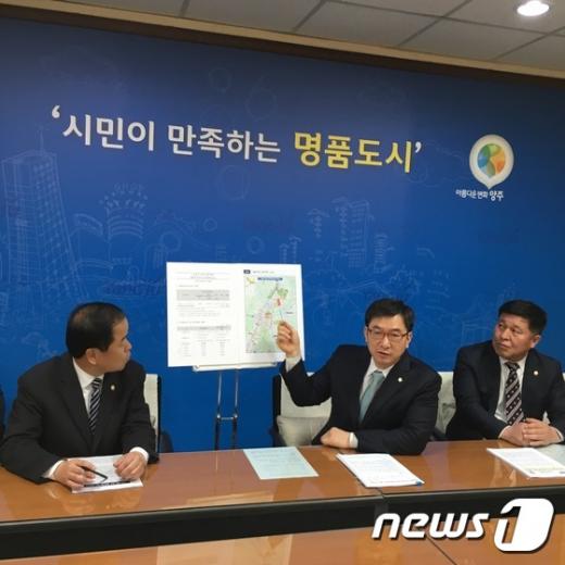 '양주 7호선 연장' 정성호 더불어민주당 의원(가운데)이 지난 15일 양주시청 브리핑룸에서 7호선 양주 연장 사업 확정에 대해 설명하고 있다. /사진=뉴스1