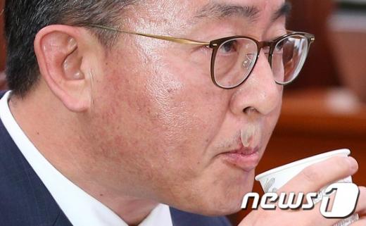 '통일부장관 홍용표' '홍용표 장관' 홍용표 통일부 장관이 15일 서울 여의도 국회에서 열린 개성공단 중단 긴급 현안보고를 위한 외교통일위원회 전체회의에서 물을 마시고 있다. /자료사진=뉴스1