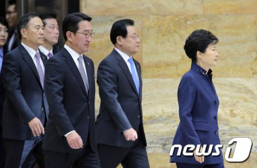 박근혜 대통령이 16일 오전 국회에서 북한의 4차 핵실험과 장거리 미사일 발사 등 국정과 관련한 연설을 하기 위해 본회의장으로 향하고 있다. /사진=뉴스1