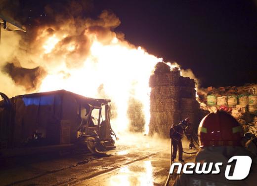지난 16일 오후 전남 광양시 석사리 한 폐기물재활용업체에서 불이 나 소방대원들이 진화작업을 벌이고 있다. 이 화재로 2억900만원 상당의 재산 피해가 발생했다. /사진=뉴스1(광양소방서 제공)