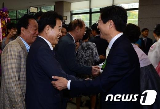 정동영 전 의원(왼쪽)과 천정배 국민의당 공동대표. 정동영 전 의원이 지난해 9월 서울 서초동 국립외교원에서 열린 천 의원의 차녀 결혼식에서 악수하고 있다. /사진=뉴스1