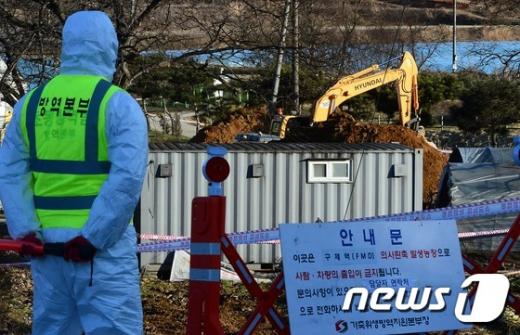 충남 공주시에서 구제역 의심신고가 접수된 17일 공주시 탄천면에 소재한 돼지사육농가에서 구제역 양성판정을 대비해 살처분을 위한 땅파기 작업이 이뤄지고 있다. /사진=뉴스1 @머니위크MNB, 식품 유통 · 프랜차이즈 외식 & 창업의 모든 것