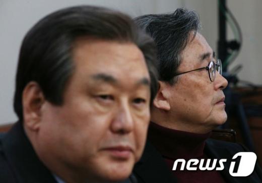 김무성 새누리당 대표(왼쪽)와 이한구 공천관리위원장이 지난 11일 서울 여의도 당사에서 열린 공천관리위원회 3차 전체회의에서 각자 생각에 잠겨 있다. /사진=뉴스1