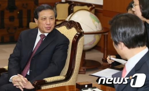 '사드 중국' 윤병세 외교부 장관(오른쪽)이 장예쑤이 중국 외교부 상무부장과 지난 16일 서울 종로구 도렴동 외교부청사에서 회동을 하고 있다. /자료사진=뉴스1
