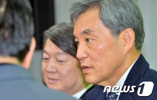 '이상돈 정동영' 국민의당 이상돈 공동선거대책위원장(오른쪽)이 지난 17일 서울 마포구 국민의당 당사에서 안철수 공동대표와 함께 입당 기자회견을 하고 있다. /사진=뉴스1