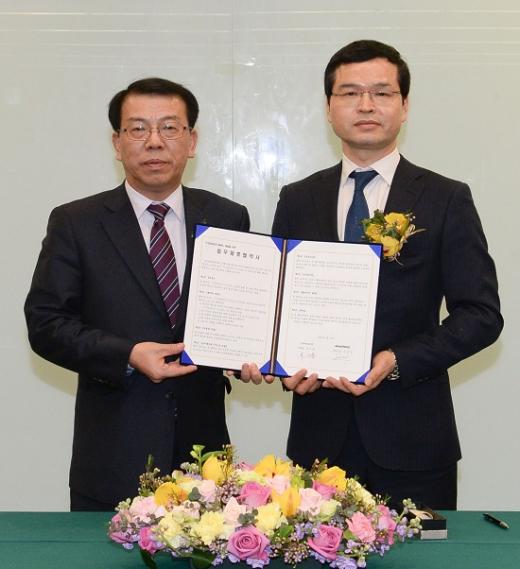 (왼쪽)서기봉 농협은행 부행장과 서준섭 비욘드플랫폼서비스 대표이사가 협약서에 서명한 후 기념사진을 촬영하고 있다./사진=NH농협은행 